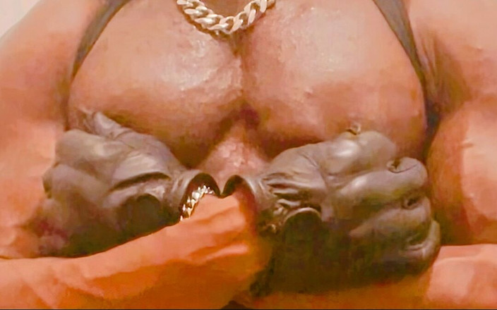 Black mature kinky muscle: Prsatá černá svalovina nevlastního otce, Kozy a péro si hrají