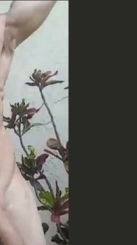 Fare la chiamata nei cespugli dove la gente poteva vedermi dalla strada. È stato caldo, esatto, pazzo e divertente