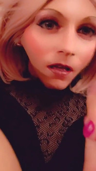 Sissy děvka Střílí lana spermatu do vlastního obličeje