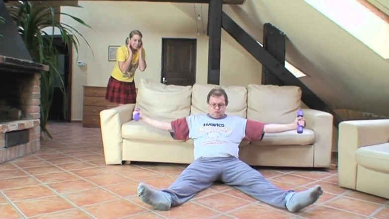 Naughty family: 老紳士は体重を減らすために体操をしますが、ブロンドのティーンは硬くて成熟したコックの気分です