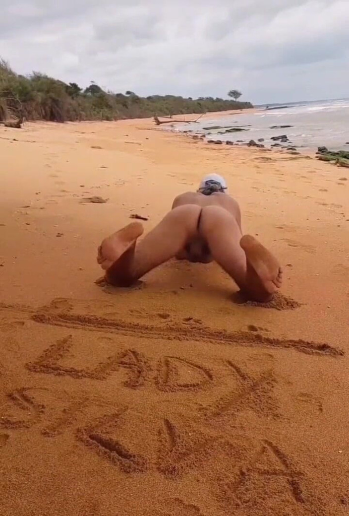 Ladysilvas: Ladysilva desnuda en la playa qué culo caliente