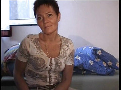 Xfamster: Zralá brunetka se prstí, než si dilduje svou kundičku