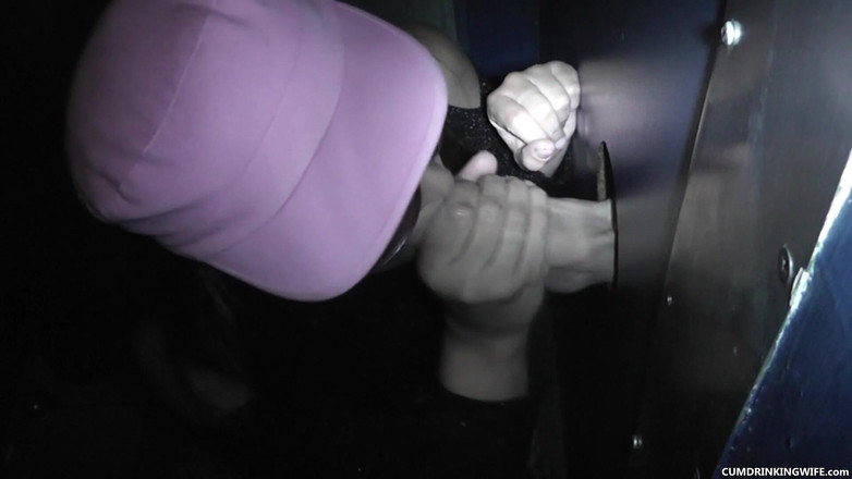 Cumdrinking Wife: Gangbang lubang gemilang dengan ramai orang asing