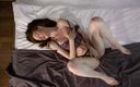 Arina Fox: Nevlastní sestra si užívá své něžné tělo na posteli jejích...