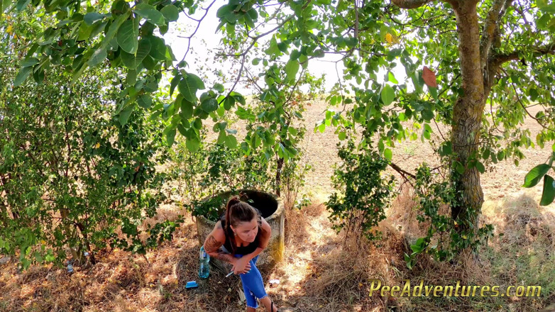 Pee Adventures: Thay quần áo ướt át của cô ấy ngoài trời và nói chuyện