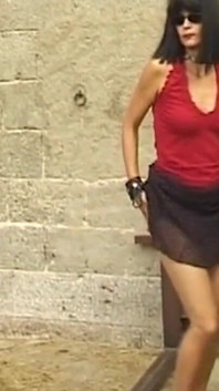 Mamă sexy matură este tachinată de doi bărbați mascați