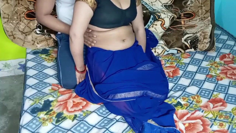 Manjushukla: Bhabhi nouvellement sexy en sari bleu.