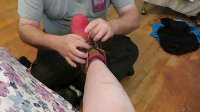 BBW nurse Vicki adventures with friends: Faccio sentire al mio schiavo i miei stivali puzzolenti da...