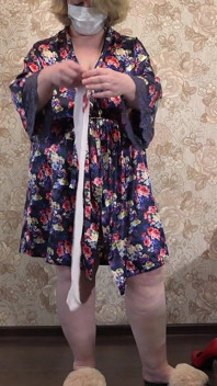 Femme mature se préparant pour une fête de Noël et essayant un uniforme d’infirmière. Est-ce qu’elle veut être baisée là-bas ?