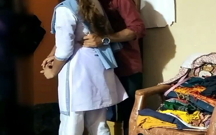 Fantacycutting: Desi učitelka opouští studentku, která přišla na výuku