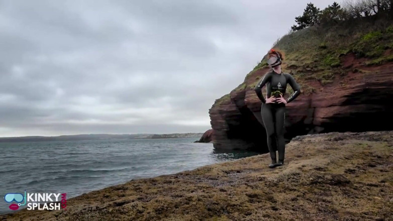 UKCuteGirl Lucy Lauren: Lucy &amp; Zoe的Wetsuit Lifejacket时装秀