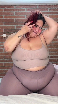 Urutan Perut Besar Wanita Tegap Di atas Katil: Belaian Perut dan badan yang berbadan besar.