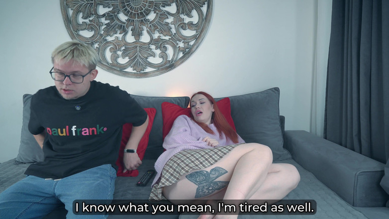 Toma Mur: Nevlastní máma masturbuje vedle nevlastního syna na gauči, dokud divoké šukání