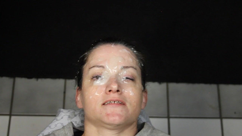 Dirty Dees: वह वापस आ गई है और उसका चेहरा बड़े ढेरों अखरोट से ढका हुआ है