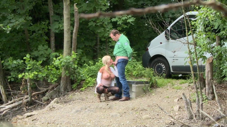 German Porn: O blondă sexy cu țâțe uriașe călărește pe o pulă uriașă...