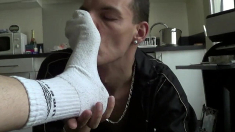 CASTING PORN AMATOR: Scally uległa trampkom seksownego młodego Araba