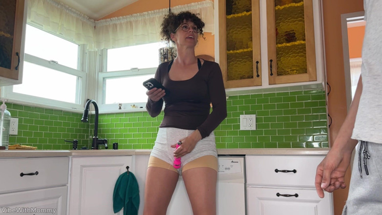 VibeWithMommy: Горячая жена делает тебя куколда в лицо