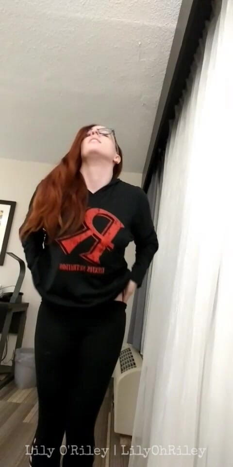 Lily O'Riley: Roșcată palidă ejaculează tare pe canapeaua de hotel