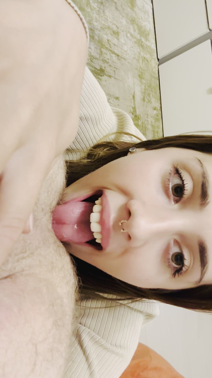 Raxxxbit: 我舔他所有的屁股