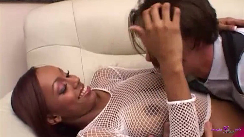 Naughty Black Girls: Вона ніколи не соромиться, коли їй доводиться приймати кремпай від красивого трахера