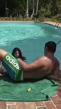 Tia carrera bintang porno terkenal eropa lagi asik muasin memeknya di pinggir kolam renang