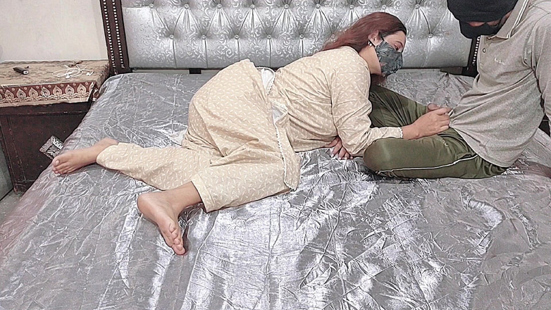 Pakistani CoupleX: Une bhabhi desi indienne a mal à la tête, alors son...