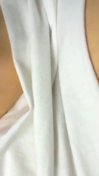 曲線美の熟女が自慰行為をし、マンコをこすり、硬い乳首で遊んでいる間、甘いうめき声、とても激しく絶頂