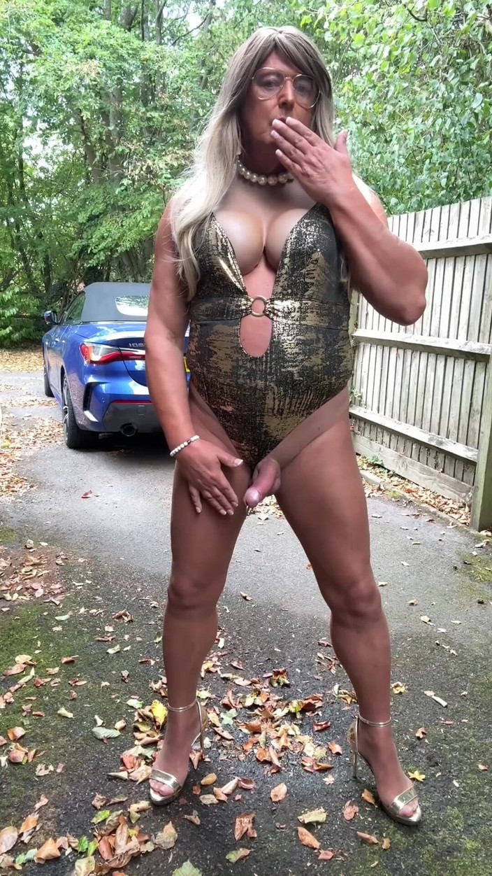 Kellycd2022: Sexy Crossdresser Kellycd2022 ve Zlatých plavkách a podpatcích Clearing Leafs