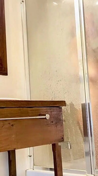 Sletterige lesbische babysitter met grote tieten berijdt haar dildo onder de douche in plaats van haar werk te doen