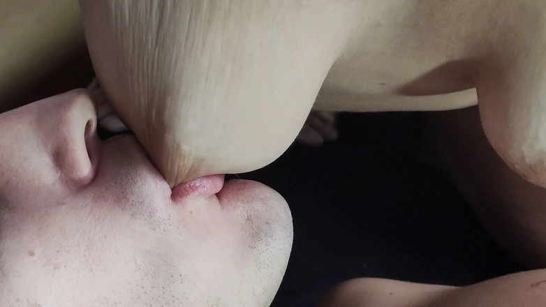 Nipple Stock: Hangende tieten zuigen close-up