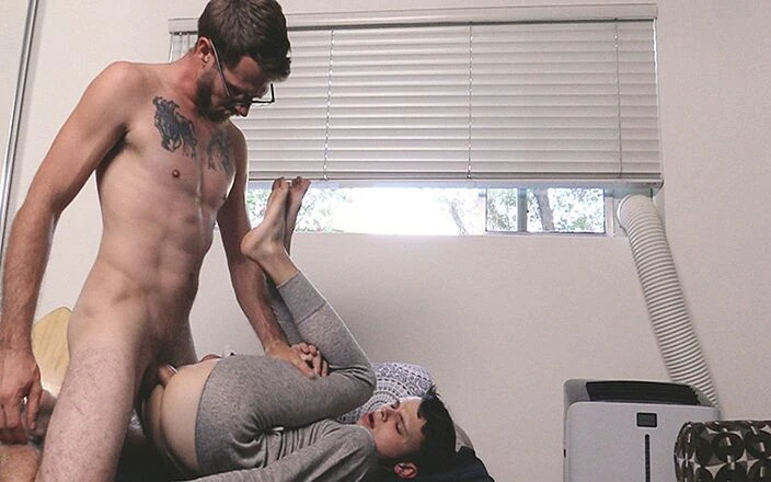 Say Uncle: Возбужденный папочка Alex K. удивляет пасынка сосанием члена