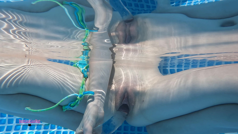 Destination Kat: Unterwasser-dildo und sahne
