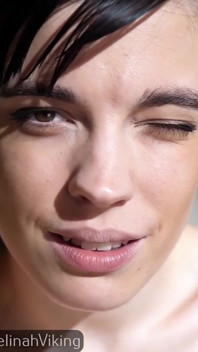 Coqueteando en el sofá en topless