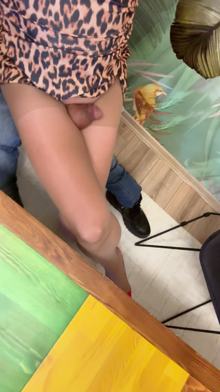 cd_aysemmm: Ik zat op schoot van een vreemde in een homobar