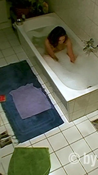 MILF Fait De L’hygiène Personnelle Dans La Salle De Bain