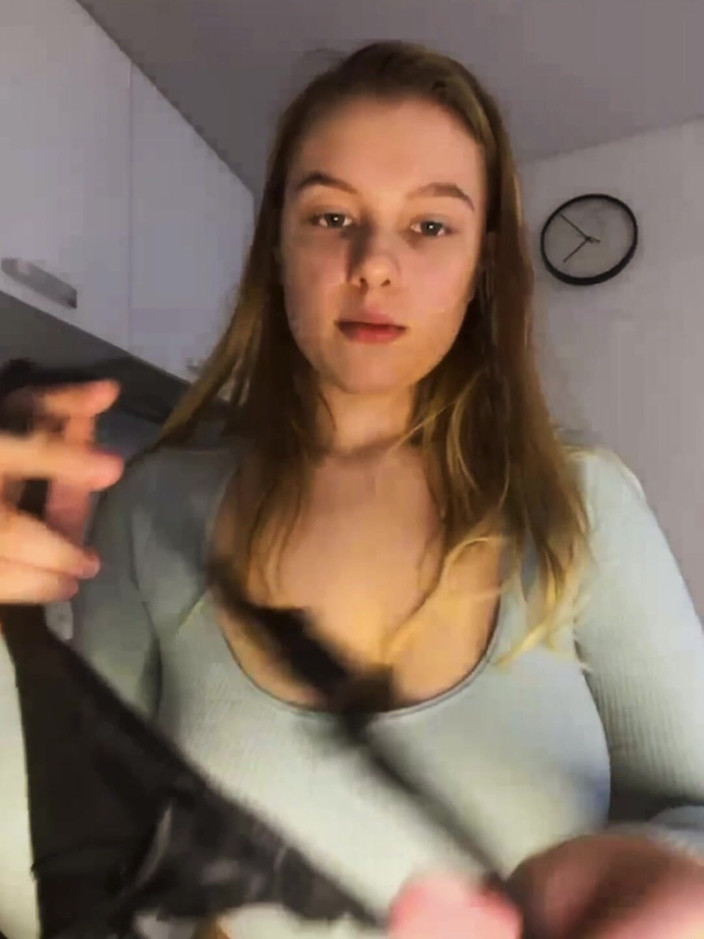 JuiceLussie: Vnadná dívka tvrdě šuká kundičku Zblízka s olejem