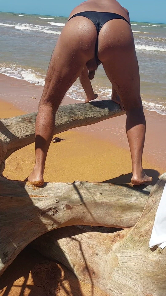 Ladysilvas: Ladysilva แต่งตัวข้ามเพศบนชายหาดในกางเกงใน ตูดสุดฮอตคืออะไร