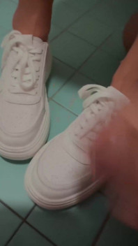 POV - du und 18 jahre alter teenager gehen zusammen auf die toilette und du lässt sie in ihren sportlichen tanga squirten