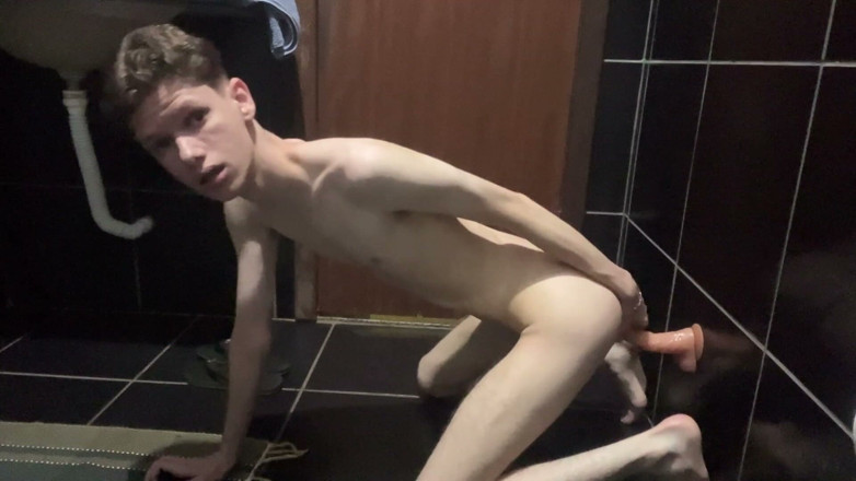 Kedoimath: Hubená Twink pumpuje péro v potemnělém světle v koupelně