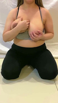 Stora tuttar MILF leker med sina stora bröstvårtor och stora bröst