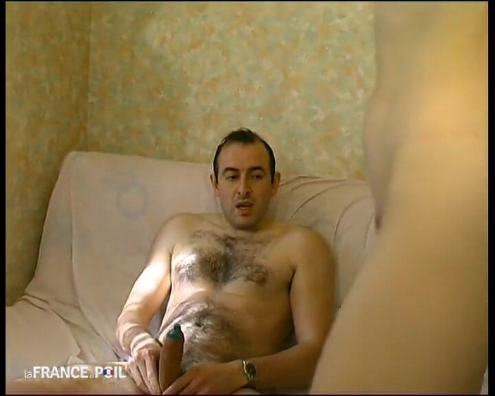 French Family Secrets: 로저 앞에서 엉덩이를 걷어차는 에스텔.