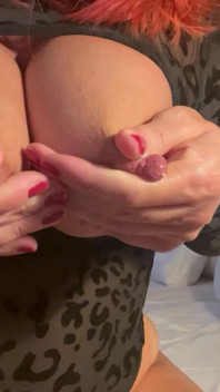 Pizda unei mame sexy excitate are nevoie disperată de sex