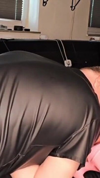 Ayah dengan zakar besar mengongkek awek transeksual kecil molek
