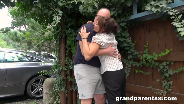 Grandparents X: Богатое и старое обучение бедной студентки от бабушки с дедушкой