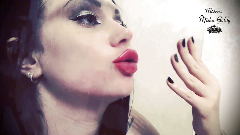 Goddess Misha Goldy: ガラスの上に赤い唇のプリント&amp;フレンチキス