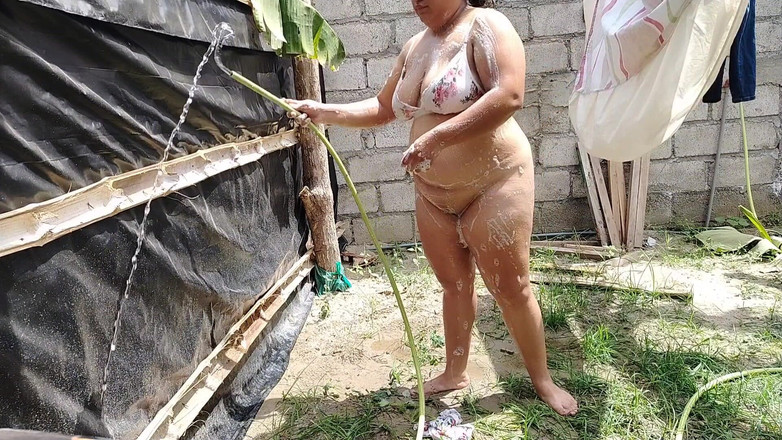 Stepmom_with_big_tits: Sexy colombiana se baña en un lugar público y toca...
