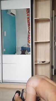 Maskovaná žena dominuje svému domácímu otrokovi: část 4
