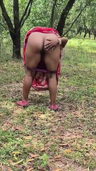 Un villaggio India scopata da uno studente universitario nella foresta,sona Bhabhi prima volta sesso all'aperto dal suo fidanzato