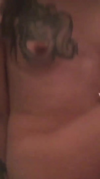 Super seksowna T-girl Victoria Poison sika pod prysznicem