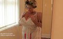 Big Bouncing Boobies: बड़े स्तनों वाली खूबसूरत विशालकाय महिला सफेद ब्रा और गर्डल पर कोशिश करती है
